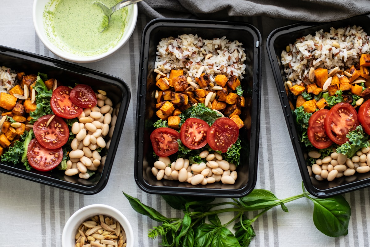 Buddha bowl s rybou a bylinkami
