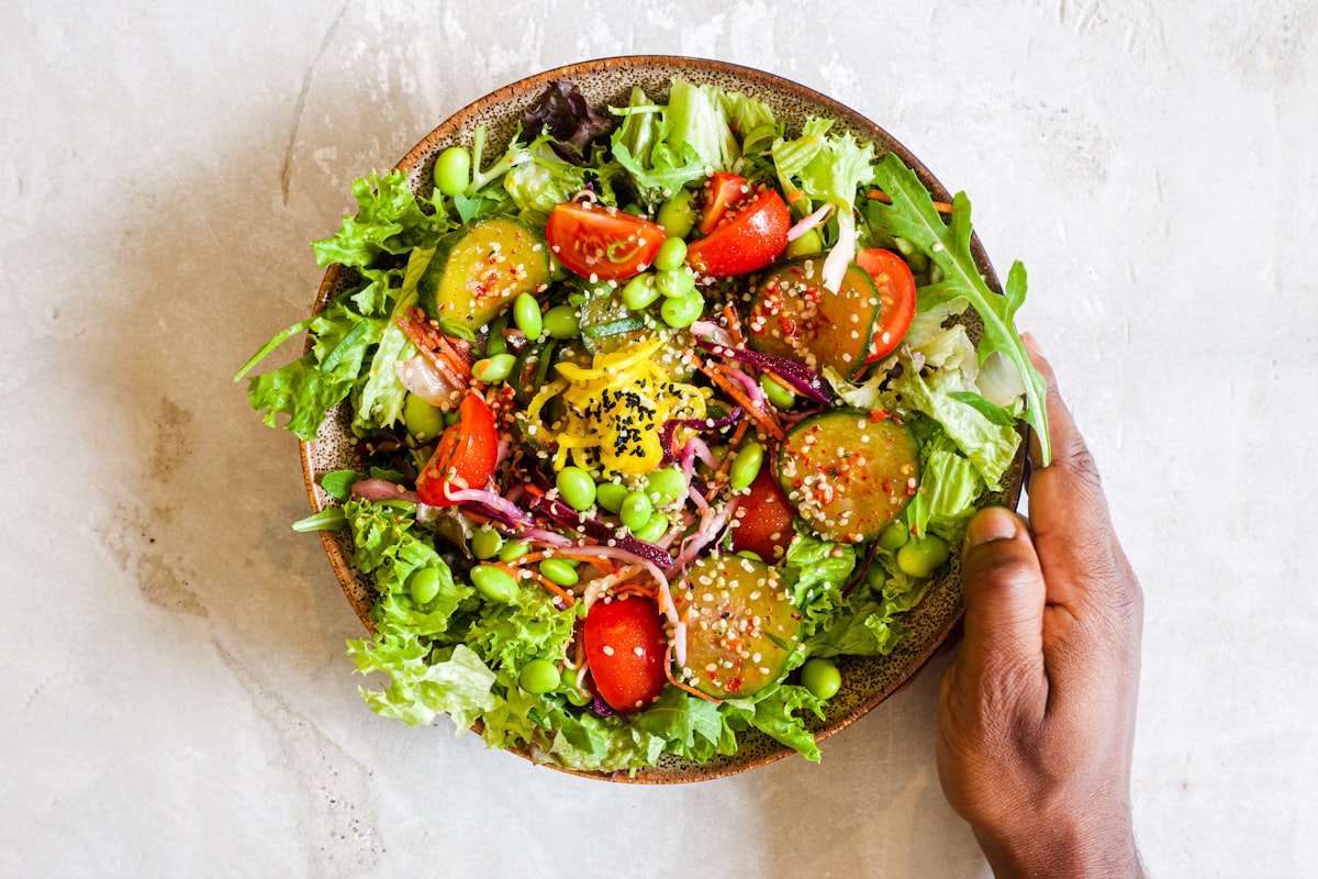 Asijské nudlové misky se zeleninami a proteinom
